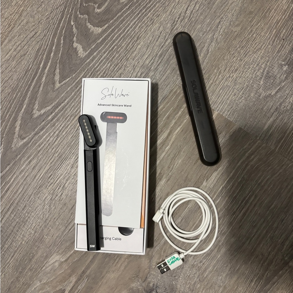 Solawave Radiant Renewal Skincare Wand w/box & travel case in charcoal